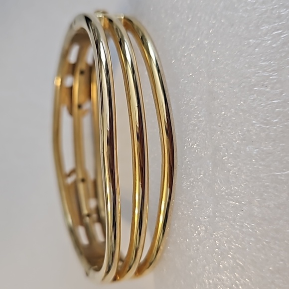 ELEPHANT Bangle Goldtone Hindged 2 1/2"Dia. Bracelet - Picture 5 of 8